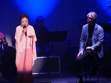 松本隆（右）の前で「しゃくり泣き」を歌唱するクミコ（左）。（撮影：中嶌英雄）