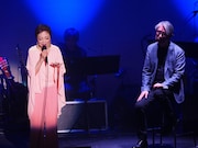 松本隆(右)の前で「しゃくり泣き」を歌唱するクミコ(左)。(撮影:中嶌英雄)