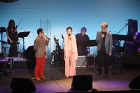 左から村松崇継、クミコ、松本隆。（写真提供：日本コロムビア）