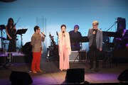 左から村松崇継、クミコ、松本隆。(写真提供:日本コロムビア)