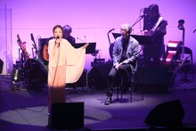 松本隆（左）の前で「しゃくり泣き」を歌唱するクミコ（右）。（写真提供：日本コロムビア）