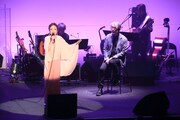 松本隆(左)の前で「しゃくり泣き」を歌唱するクミコ(右)。(写真提供:日本コロムビア)