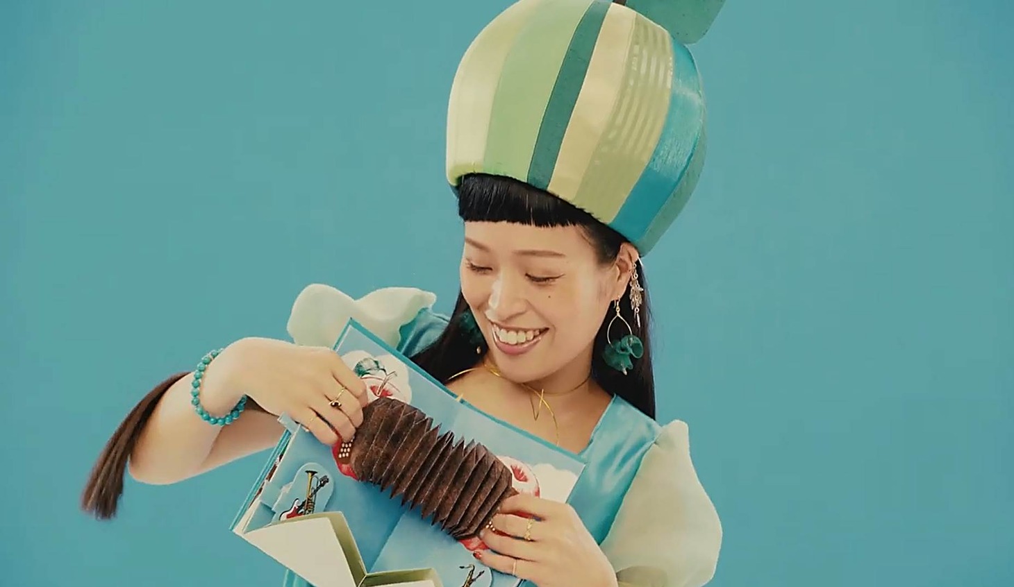 「『りんごはスター』～すっきり！りんごヨーグルトの唄～」のワンシーン。