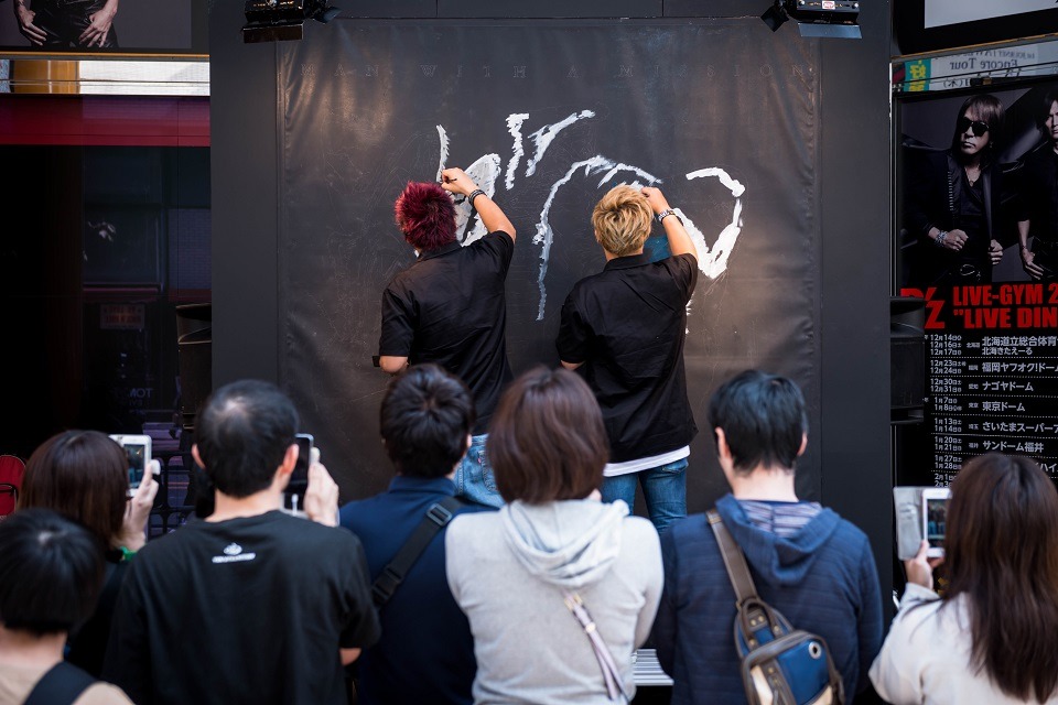 ライブペインティングの様子。