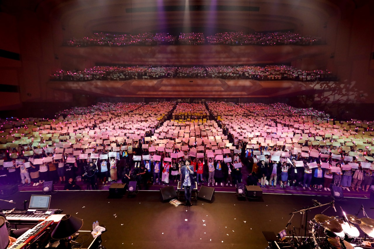 鈴村健一がファンと10周年祝福、初のベストアルバム制作＆「満天LIVE 2018」開催発表