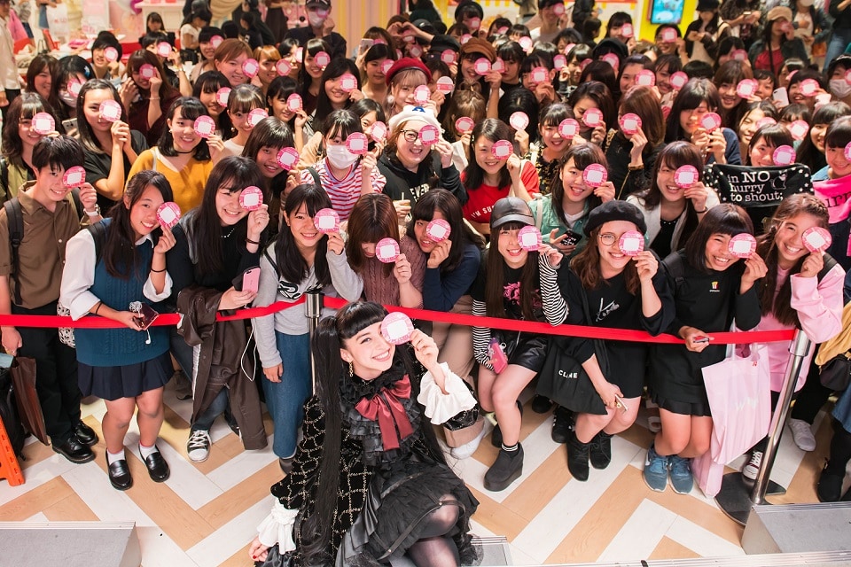 映画「覆面系ノイズ」中条あやみ扮するイノハリのアリス、竹下通りに登場