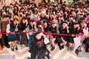 集まったファンと中条あやみ扮するアリス（中央）。