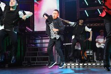三浦大知のライブで踊る岡村隆史。  (c)フジテレビ