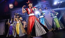 「We are...」をパフォーマンスするチームしゃちほこ。