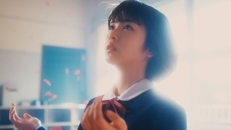 Aimer「花の唄」ミュージックビデオのワンシーン。