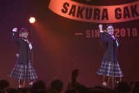 岡田愛、岡崎百々子からなる“一夜限りの新聞部 SCOOPERS”。