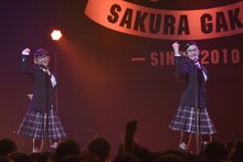 岡田愛、岡崎百々子からなる“一夜限りの新聞部 SCOOPERS”。