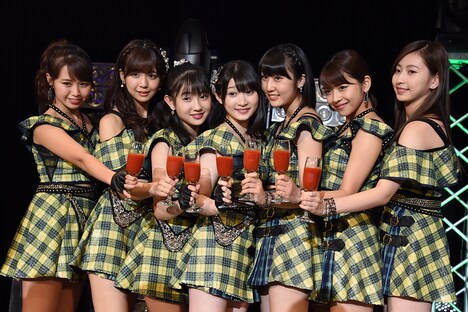 10月10日の“トマトの日”にちなんでトマトジュースで乾杯するJuice=Juice。