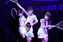 山出愛子、麻生真彩、有友緒心、森萌々穂からなる“一夜限りのテニス部 Pastel Wind”。