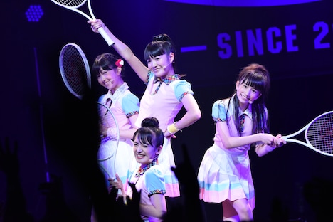 山出愛子、麻生真彩、有友緒心、森萌々穂からなる“一夜限りのテニス部 Pastel Wind”。