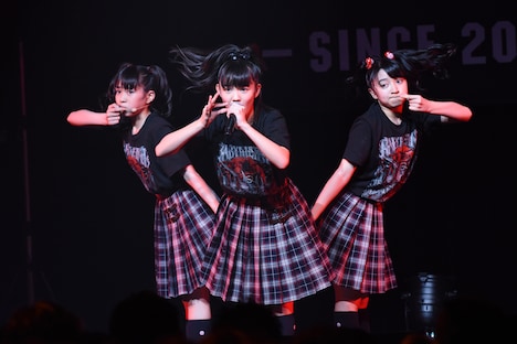 麻生真彩、日高麻鈴、藤平華乃からなる“一夜限りの重音部 BABYMETAL”。