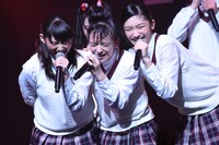 左から岡崎百々子、山出愛子、岡田愛。