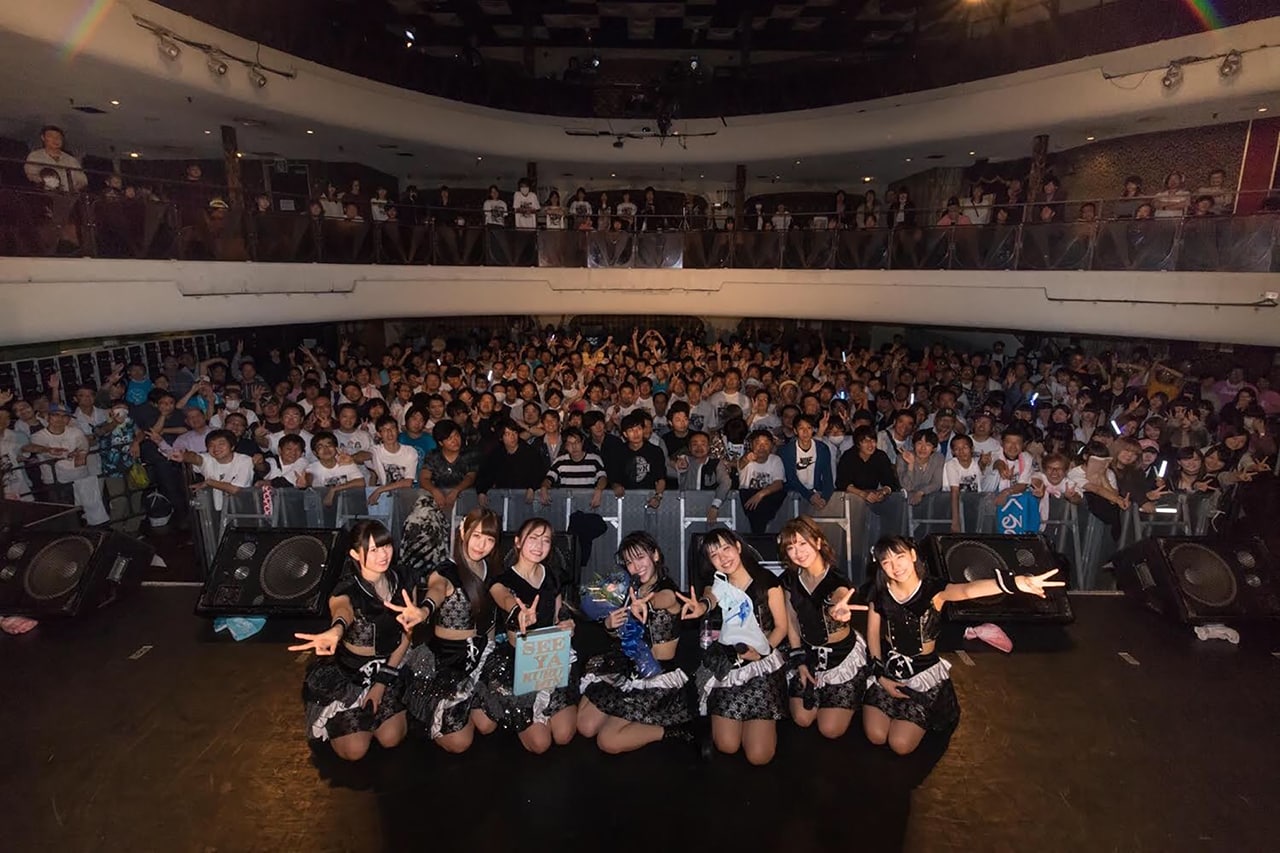 「Ange☆Reve渡辺くるみ卒業LIVE～ラストくるみん～」で行われた記念撮影。（提供：ポニーキャニオン）