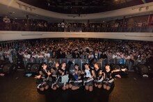 「Ange☆Reve渡辺くるみ卒業LIVE～ラストくるみん～」で行われた記念撮影。（提供：ポニーキャニオン）