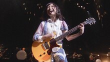 有安杏果「feel a heartbeat」のライブ映像のワンシーン。