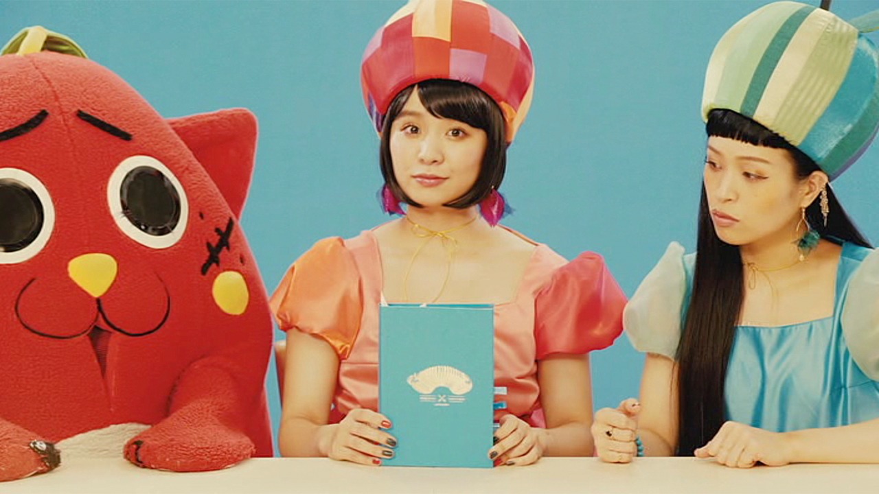 左からにゃんごすたー、チャラン・ポ・ランタン。
