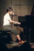 ピアノで弾き語りを披露するPredawn。（撮影：山川哲矢）