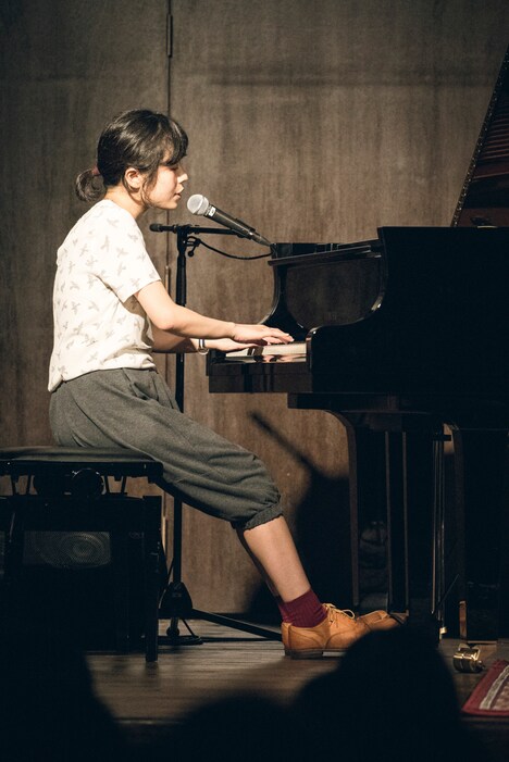 ピアノで弾き語りを披露するPredawn。（撮影：山川哲矢）