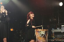 パーカッションセッションを繰り広げる日向ハル。（Photo by Genki Arata）