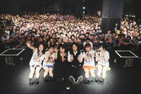 フィロソフィーのダンス「Do The Strand VOL.4」東京・渋谷CLUB QUATTRO公演で行われた記念撮影。（Photo by Genki Arata）