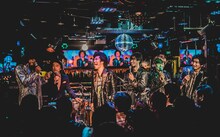 ダンス☆マン、DJ OSSHYとトークを繰り広げるBRADIO。（撮影：ヤマダマサヒロ）