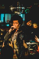 真行寺貴秋（Vo）（撮影：ヤマダマサヒロ）