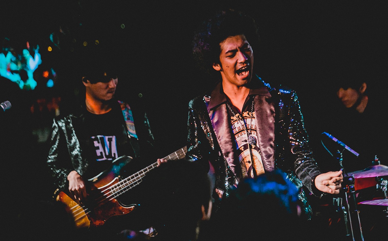 左から酒井亮輔（B）、真行寺貴秋（Vo）。（撮影：ヤマダマサヒロ）