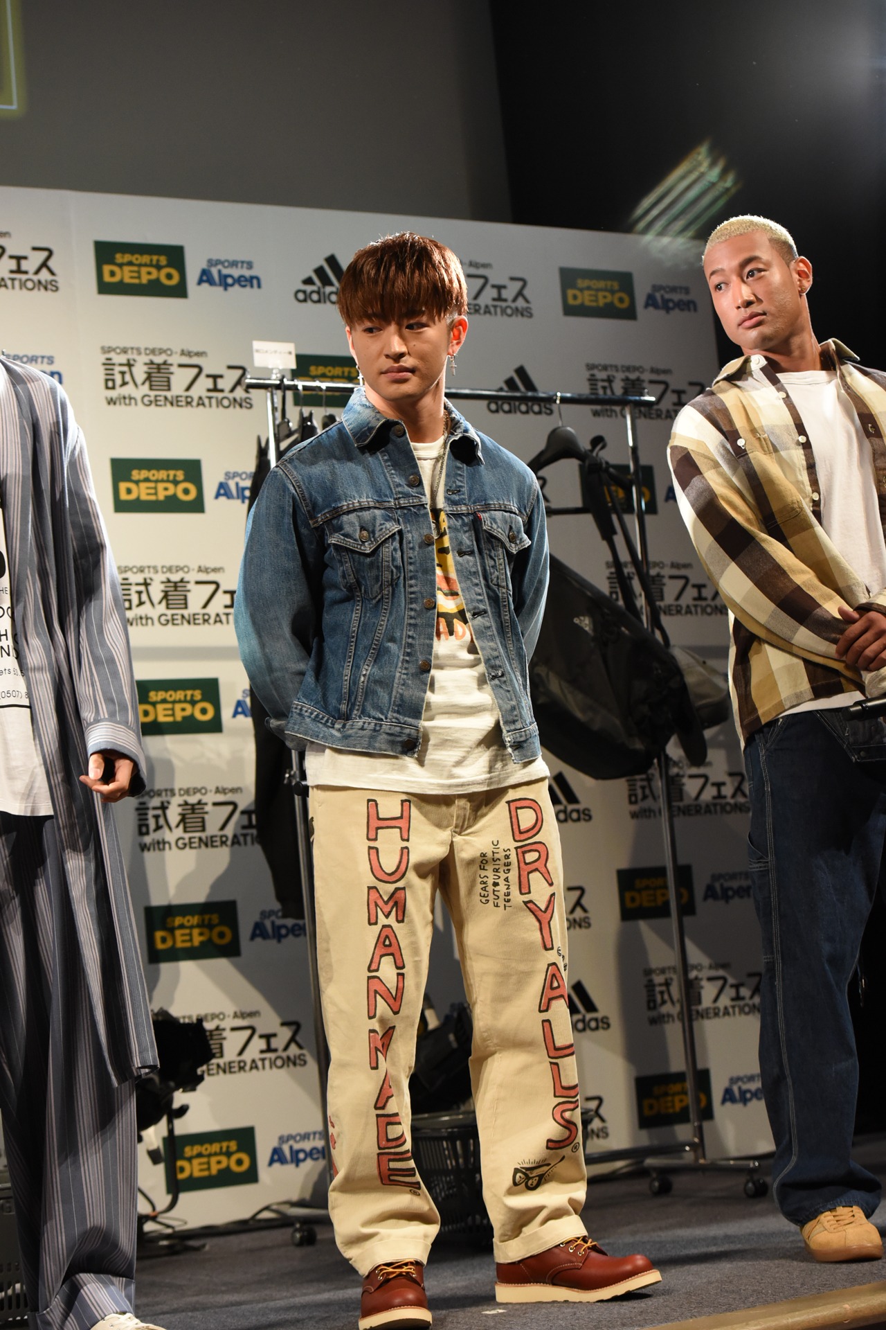 左から佐野玲於、関口メンディー。