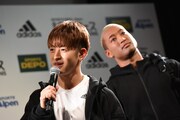 左から佐野玲於、関口メンディー。