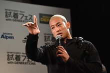 「金の蔵みたいにタッチパネルを押したら持ってきてくれる試着室に行きたい」と説明する関口メンディー。