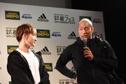 左から佐野玲於、関口メンディー。
