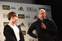 左から佐野玲於、関口メンディー。