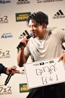 「1ヶ月焼肉」を試したいというフリップを逆向きに見せて突っ込まれる数原龍友。