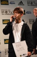 「みんなでこういう格好でキャンプに行きたい」と明かした佐野玲於。