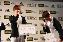 メンバーとプライベート旅行に行きたい片寄涼太（左）と、キャンプに行きたい佐野玲於（右）。