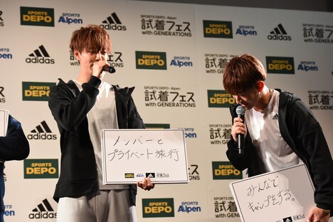 メンバーとプライベート旅行に行きたい片寄涼太（左）と、キャンプに行きたい佐野玲於（右）。