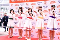 Zポーズを決めるももいろクローバーZ。