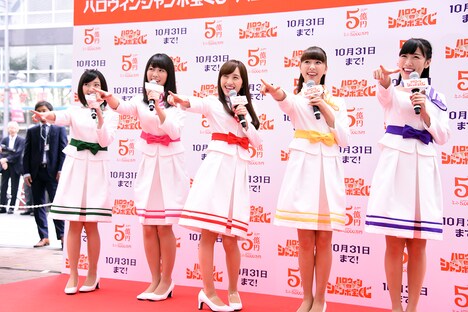 Zポーズを決めるももいろクローバーZ。