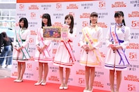 「ハロウィンジャンボ宝くじ ハッピーハロウィンキャンペーン」について説明するももいろクローバーZ。