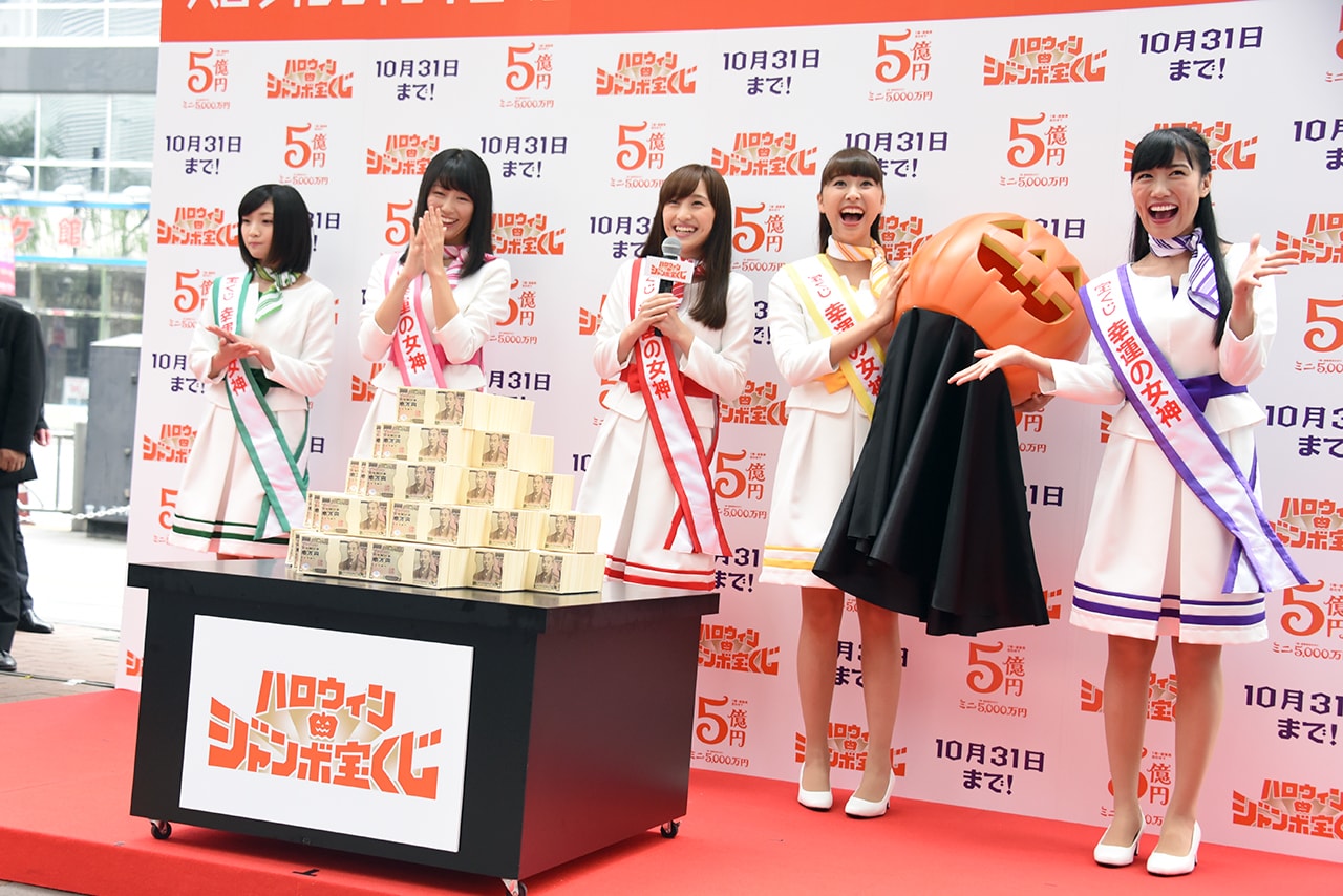 5億円の札束のダミーを見てテンションが上がるももいろクローバーZ