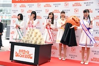 5億円の札束のダミーを見てテンションが上がるももいろクローバーZ。