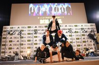 ピラミッドポーズを決めたGENERATIONS from EXILE TRIBE。