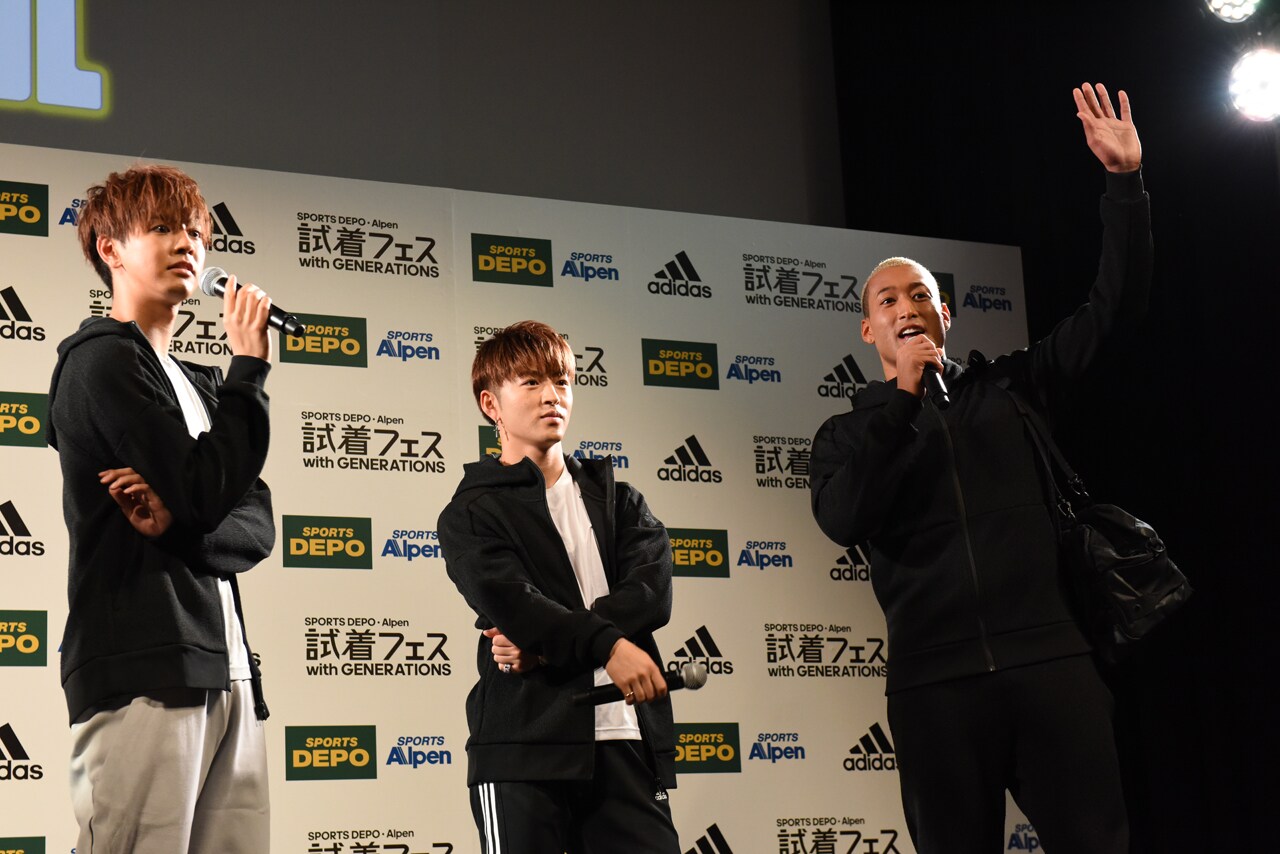 関口メンディー ビッグタオル ジェネ高 左から片寄涼太、佐野玲於、関口メンディー。 [画像ギャラリー 58/61