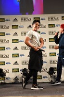 「試着バトル」でファンの拍手による投票の結果、優勝したのは数原龍友。