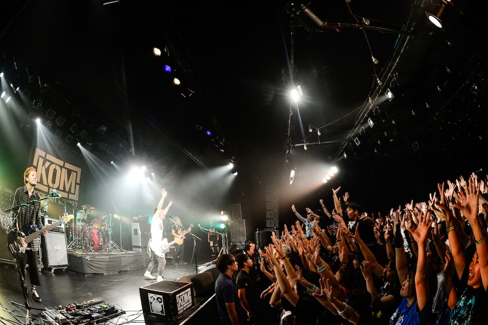 KNOCK OUT MONKEYのライブの様子。（撮影：岸田哲平）